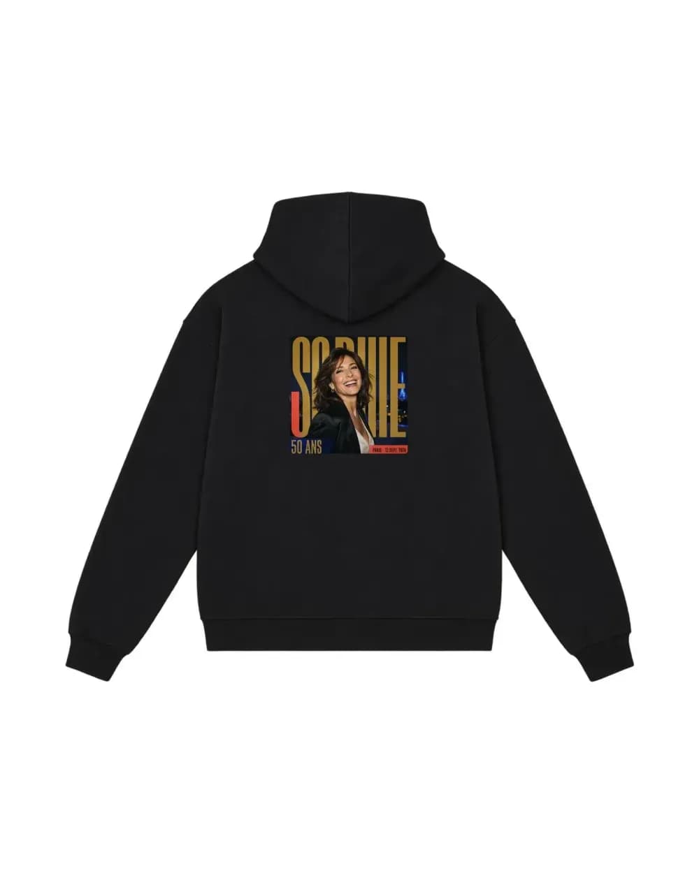 Hoodie noir personnalisé, un portrait d’anniversaire avec prénom et date imprimé dans le dos